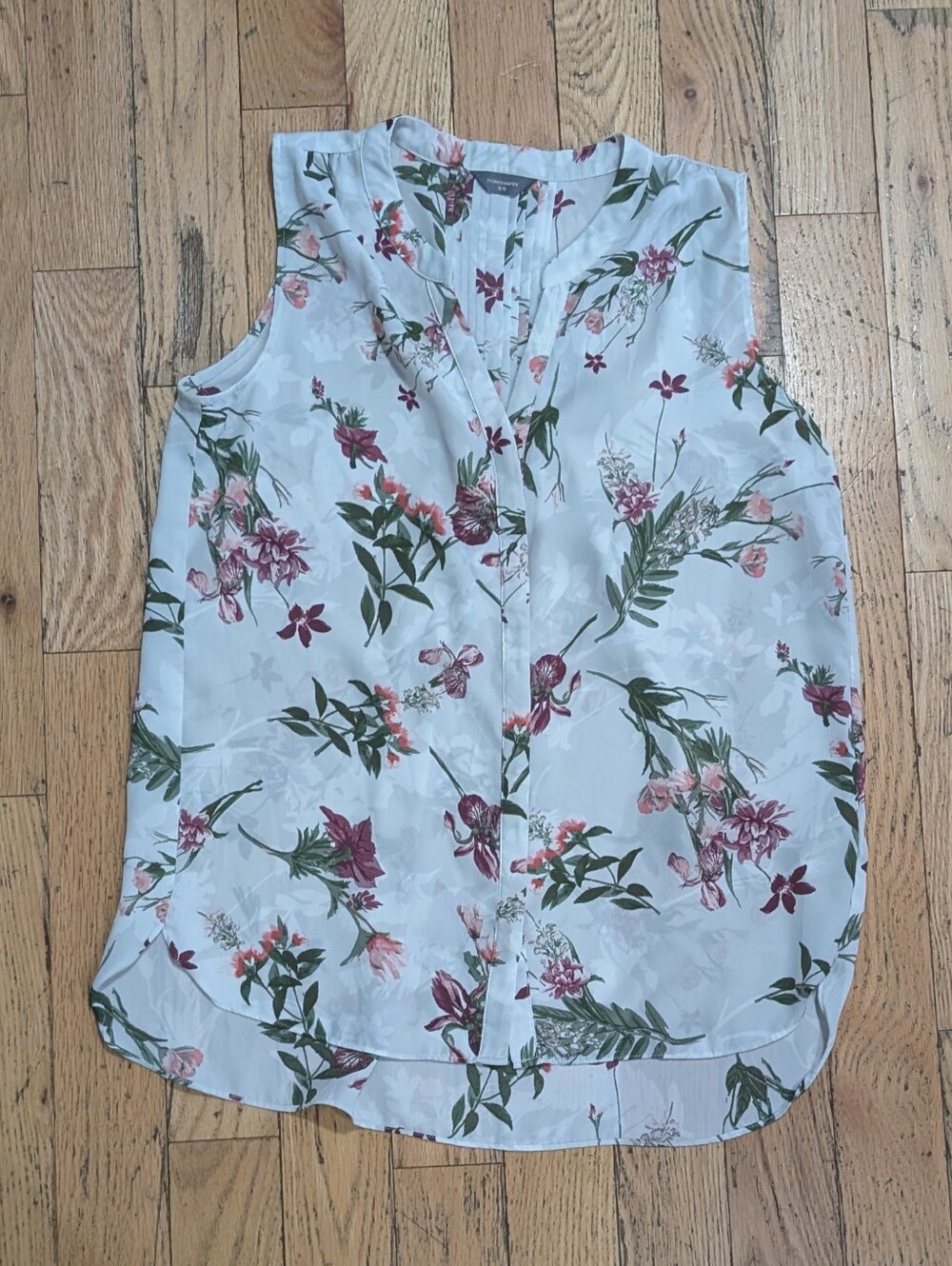 Denver Hayes Sleeveless V-Neck Blouse Medium